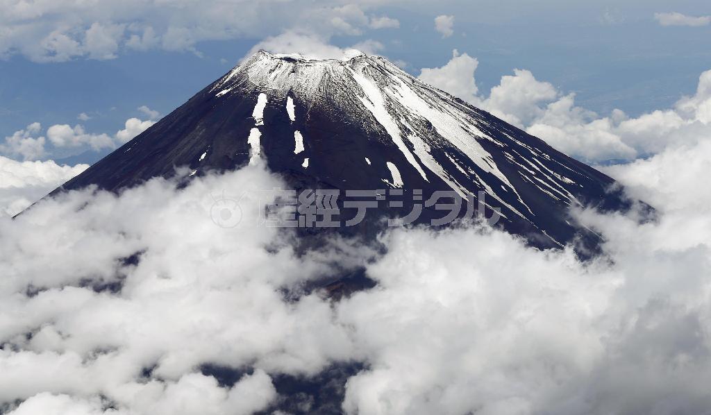 世界文化遺産に登録された富士山＝２０１３（平成２５）年６月２２日午後０時２６分、静岡県富士宮市（共同通信社機から撮影）