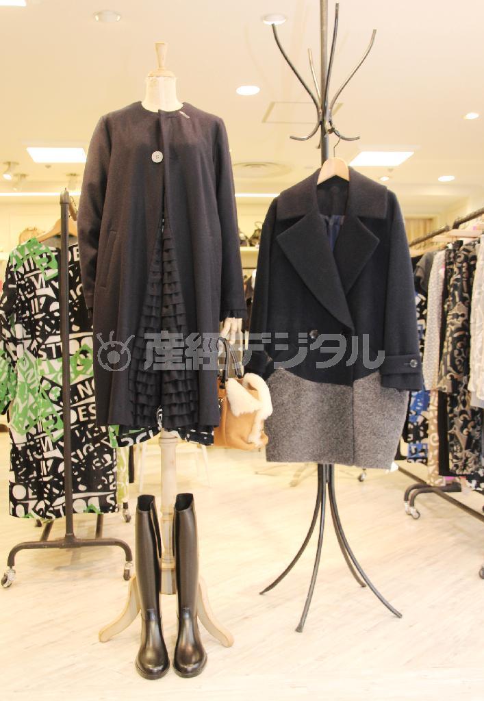 関本美弥子さんがセレクトショップ「リタズダイアリー」から提案する、今シーズンのトレンドが詰まった２種類のコート（左からミントデザインズ６万９００円、サカヨリ７万１４００円）