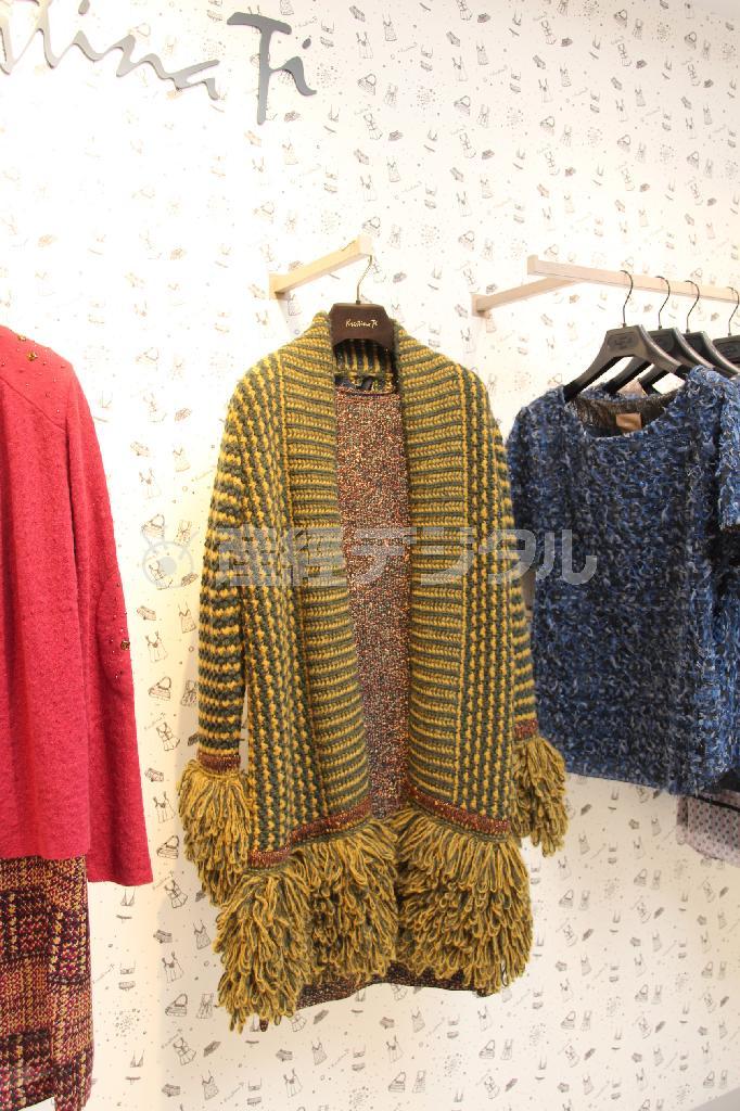 ニットコートも今シーズン注目のアイテムの一つ（クリスティーナ＿ティ７万５６００円）