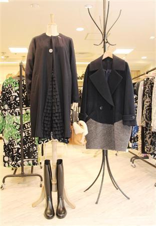 関本美弥子さんがセレクトショップ「リタズダイアリー」から提案する、今シーズンのトレンドが詰まった２種類のコート（左からミントデザインズ６万９００円、サカヨリ７万１４００円）