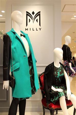 ビビッド名色使いが特徴のブランド「ミリ－」。ウールコートは袖のレザーがポイント（左１１万２５０円）