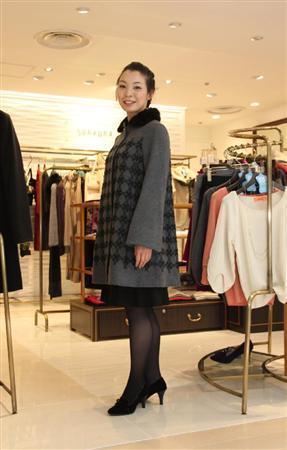 シンプルなＡラインのコートだが、細かな刺繍が施されているのが今年らしい（スーナウーナ５万６７００円）