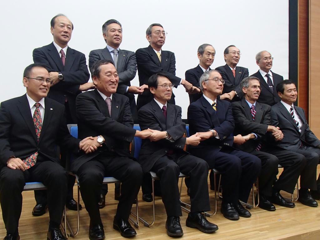 プロジェクトに参加する東大や企業の代表者ら。手を組んで結束をアピールした＝１２日、東京都目黒区の東大駒場ＩＩキャンパス