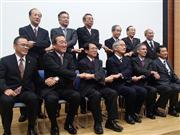 プロジェクトに参加する東大や企業の代表者ら。手を組んで結束をアピールした＝１２日、東京都目黒区の東大駒場ＩＩキャンパス