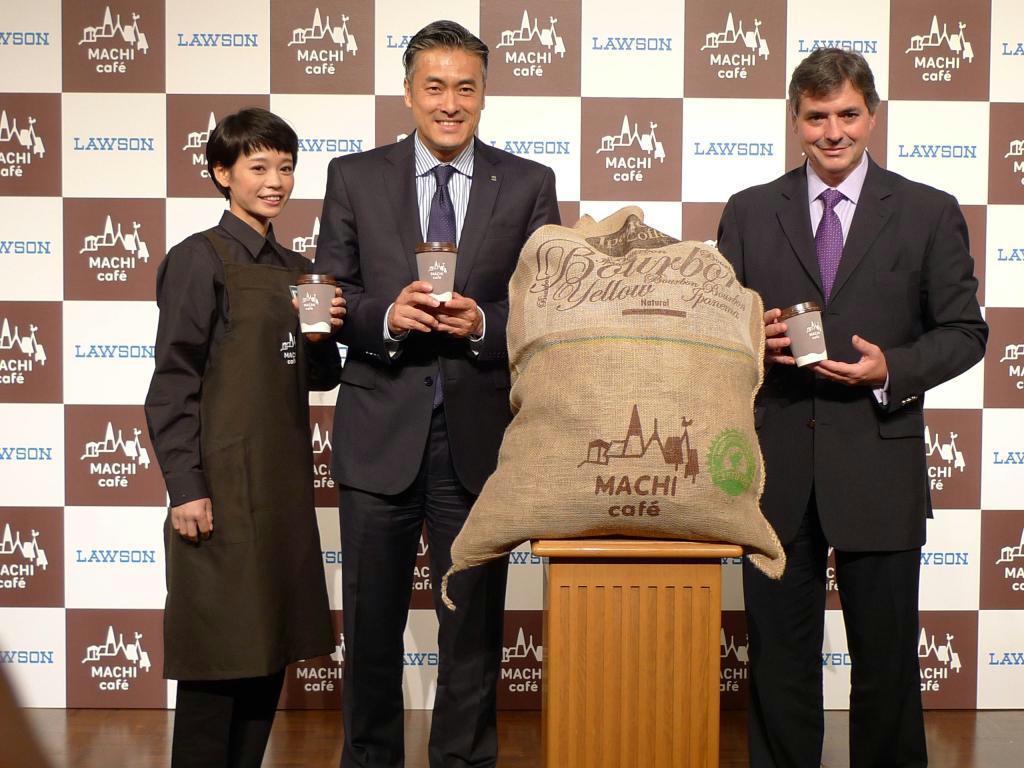 希少豆を使ったコーヒーをアピールするローソンの玉塚元一最高執行責任者（中央）＝１２日、東京都港区