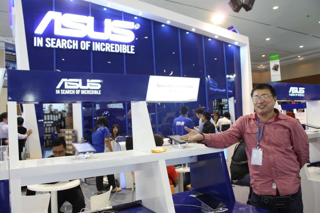 ジャカルタで１１月上旬まで開かれたＩＴ展示会で、パソコンやタブレットをアピールしたエイスース（ベニー記者撮影）