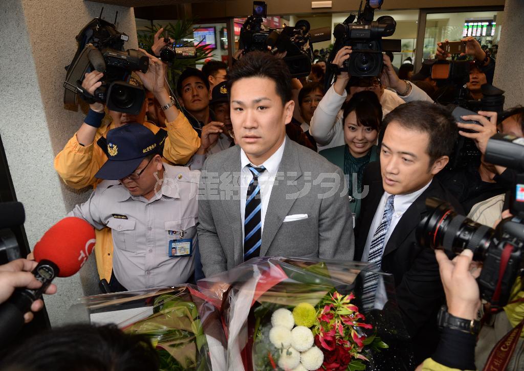 プロ野球のアジアシリーズのため台湾に到着し、報道陣らの出迎えを受けもみくちゃになる楽天の田中将大（まさひろ）投手＝１１月１３日、台湾・台北市松山区の松山空港（今野顕撮影）