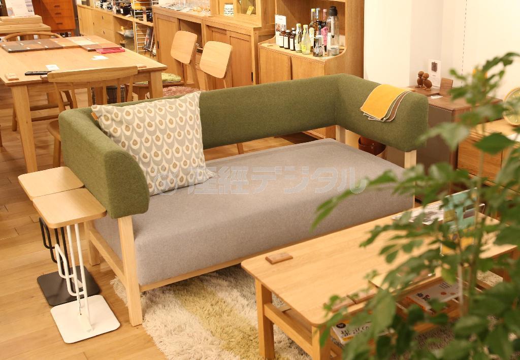 フジテレビ系のドラマ「ラストシンデレラ」で主人公の篠原涼子さんが座ってビールを飲んでいた「ハウソファー」（６万８０００円）。長さ１．５メートル、奥行き７２．５センチ、高さ７２センチで、男性が座っても余裕のゆったりした座り心地が魅力だ