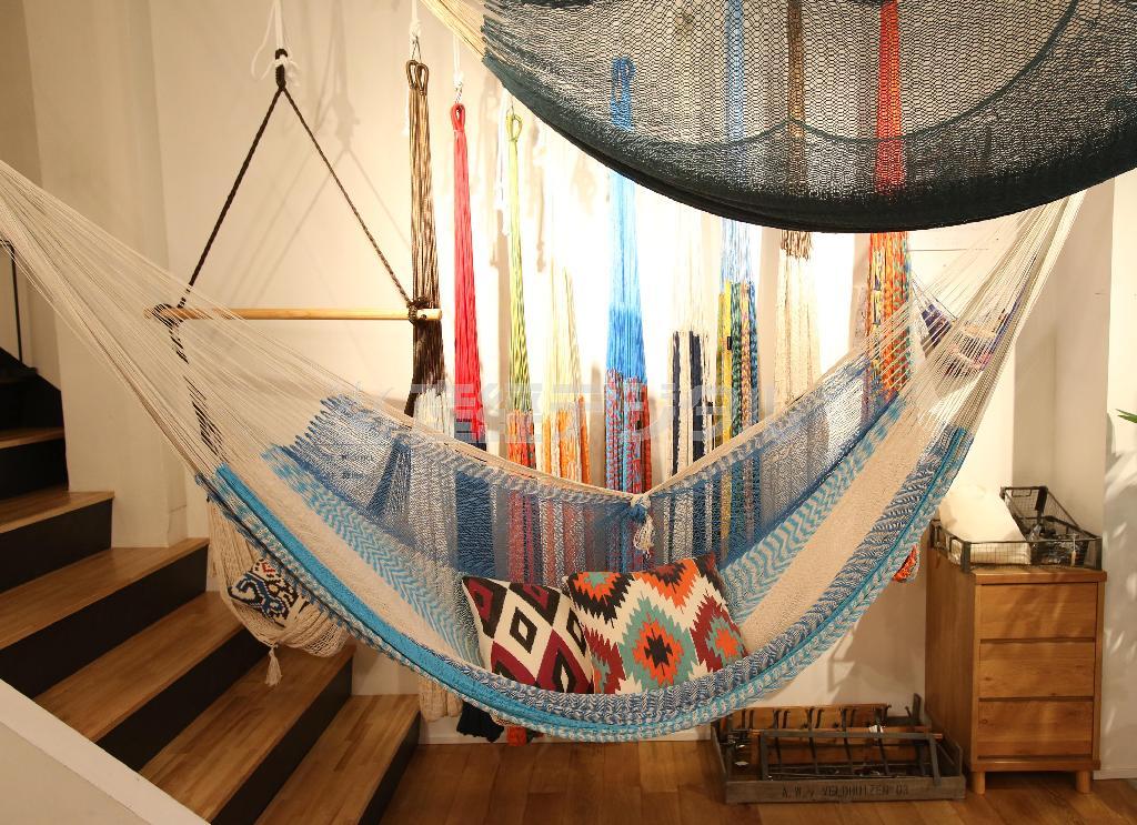 大人が２人乗っても大丈夫というメキシコ産の「ハンモック」（ＸＬサイズ、１万５２２５円）。室内で使うために購入する人も多いという