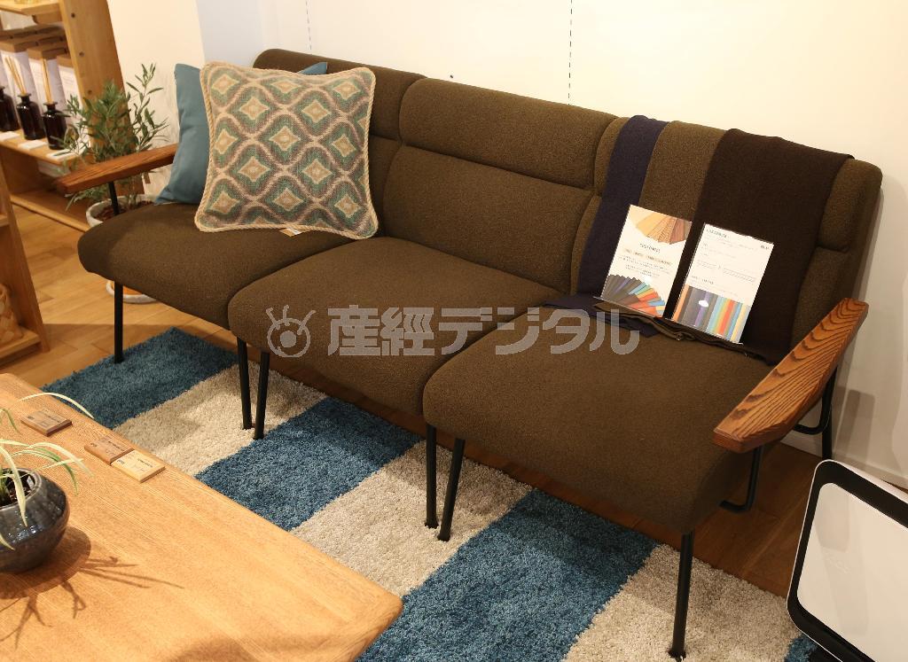 落ち着いた印象のデザインで、組み合わせればソファーになる「レックスチェア」。手すり付きのものは６万３０００円、中央の手すりなしは５万７７５０円