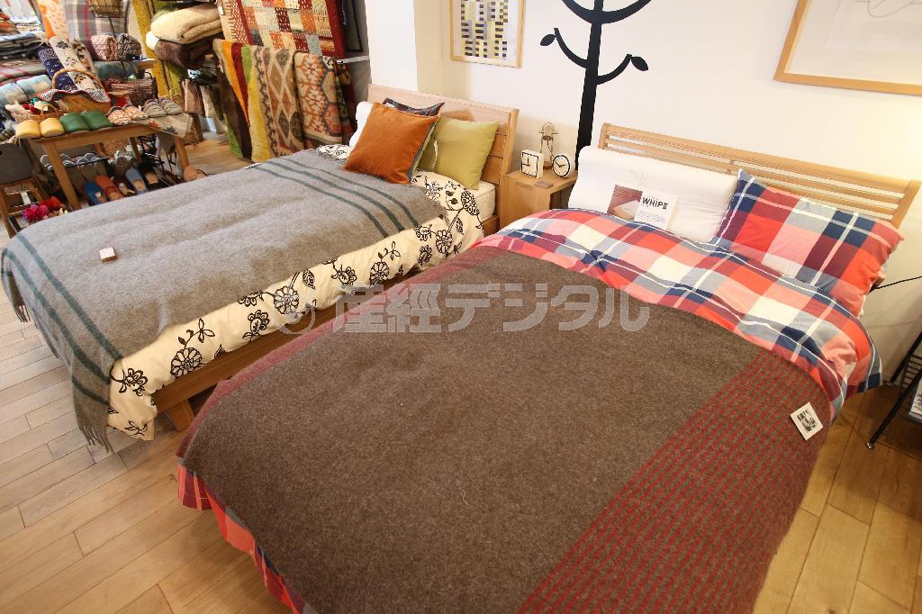 ゆったりサイズの「セミダブルベッド」（６万２０００円）。ドイツ製のセンベラの天然素材ラテックスを使ったマットレス（１２万８０００円）を敷けば、寝心地は文句なしだ