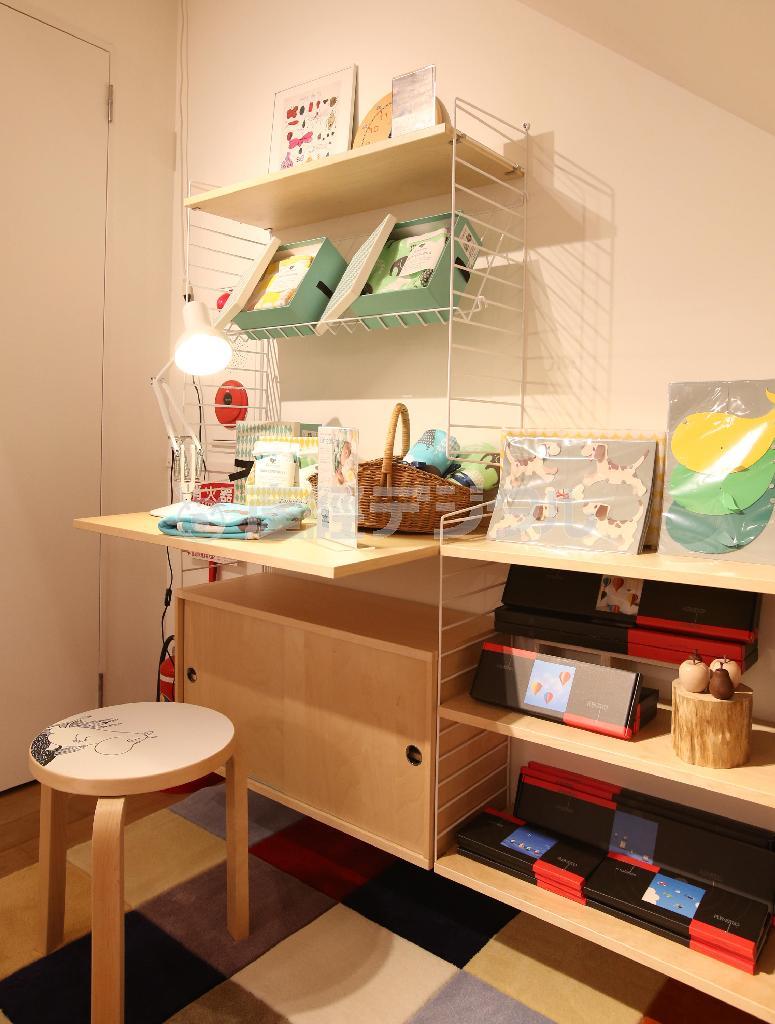 ちょっとした書斎机や子供の勉強机に早変わりする家具類も