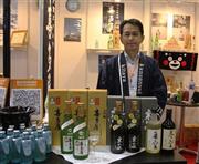 福岡県八女市の「喜多屋」も初出展、下無敷勉セールス・マネージャー＝１１月９日、中国・香港（青木冨美子さん提供）