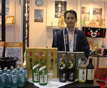 福岡県八女市の「喜多屋」も初出展、下無敷勉セールス・マネージャー＝１１月９日、中国・香港（青木冨美子さん提供）