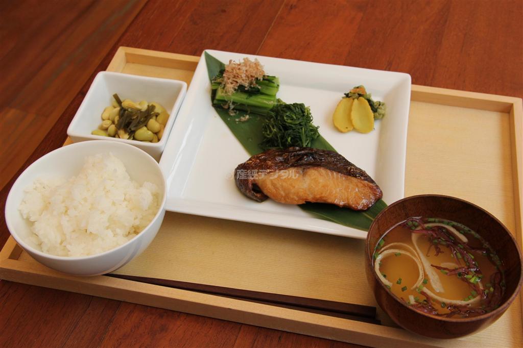 ランチのお魚定食（１０００円）。銀だらの醤油漬け焼き、アスパラ菜とオカヒジキのお浸し。ご飯はもちろん山形産米。体に優しいメニューだ