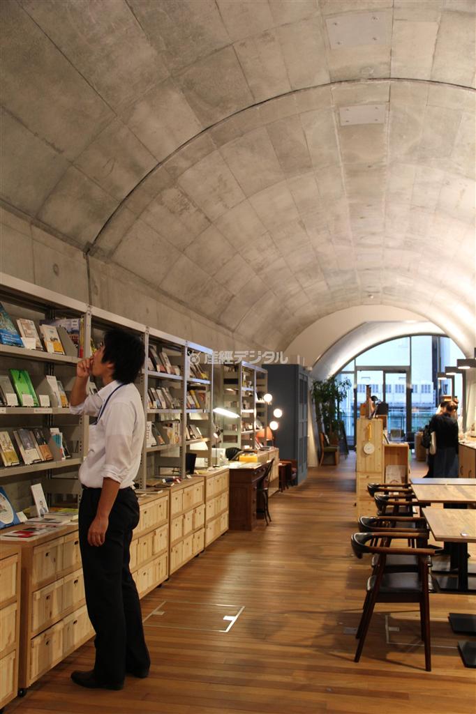 アーチ状の外観を反映してフクモリの天井もアーチ空間。店内の書棚には立川談春さんや真木よう子さんらフクモリに縁のある人たちが選んだ本が並ぶ＝東京都千代田区（田中幸美撮影）