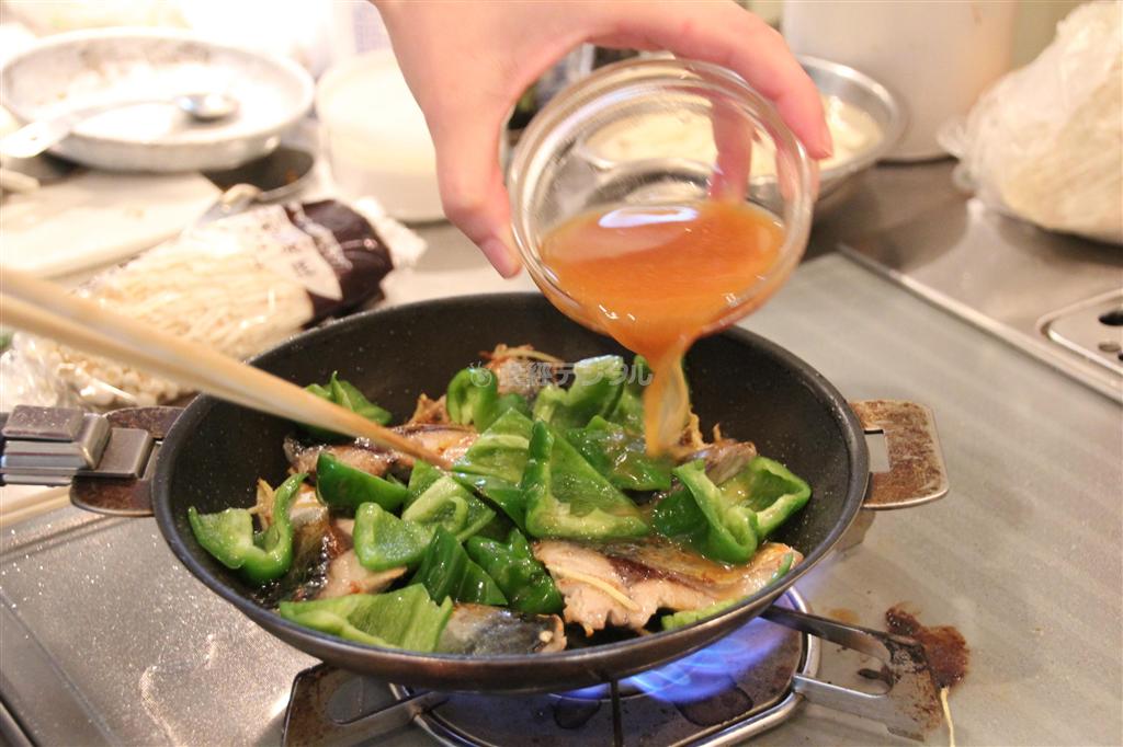 サバとピーマンのみそ煮（作り方１）＿＿フライパンに油を半量熱し、ピーマンを炒め、油が回ったら取り出す（今泉有美子撮影）