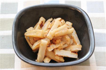 れんこんの塩麹炒め。※５５ｋｃａｌ、塩分０．５グラム（１人分）