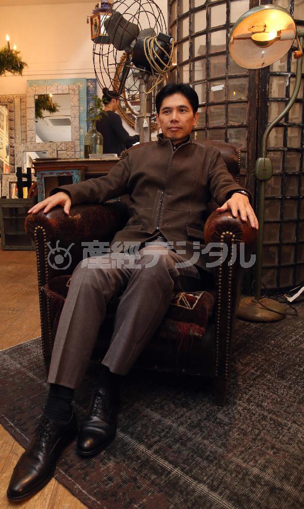 Ｈ．Ｐ．ＤＥＣＯは「アート感のある暮らし」をテーマにしたインテリアショップ。作家、天童荒太（てんどう・あらた）さんもお気に入りのソファを発見してくつろぎ中＝東京都渋谷区（宮崎裕士撮影）