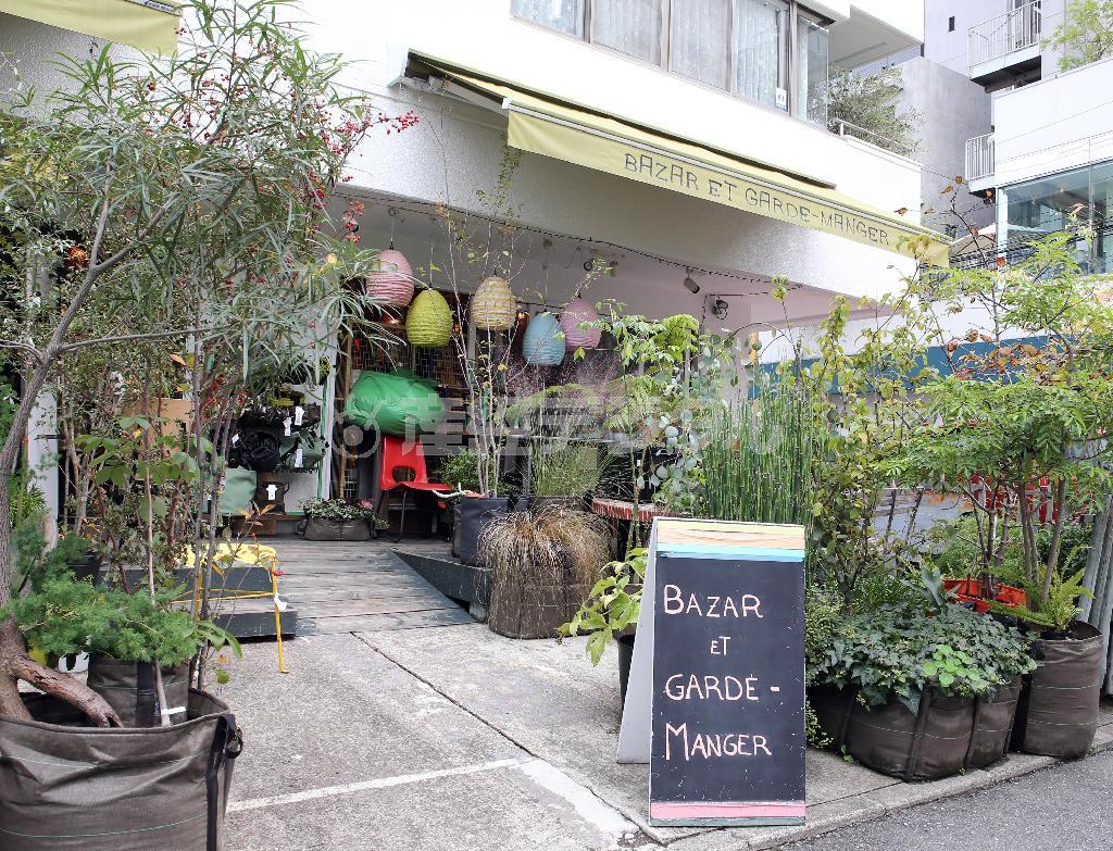 Ｂａｚａｒ＿ｅｔ＿Ｇａｒｄｅ－Ｍａｎｇｅｒは、フランスの女性バイヤー、マルト・デムランが「家」と「庭」をテーマに集めたお皿やアート作品、植物などが並ぶ