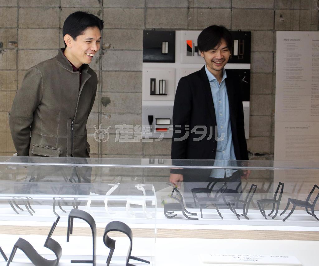 骨董通りの「小笠原流会館」地下のスペースでは、「アッシュ・ペー・フランス（ＨＰＦ）」がバックアップしているフランスのアーティストの作品が展示されている。写真右はアート事業を担当する戸塚憲太郎さん、左は作家、天童荒太（てんどう・あらた）さん＝東京都渋谷区（宮崎裕士撮影）