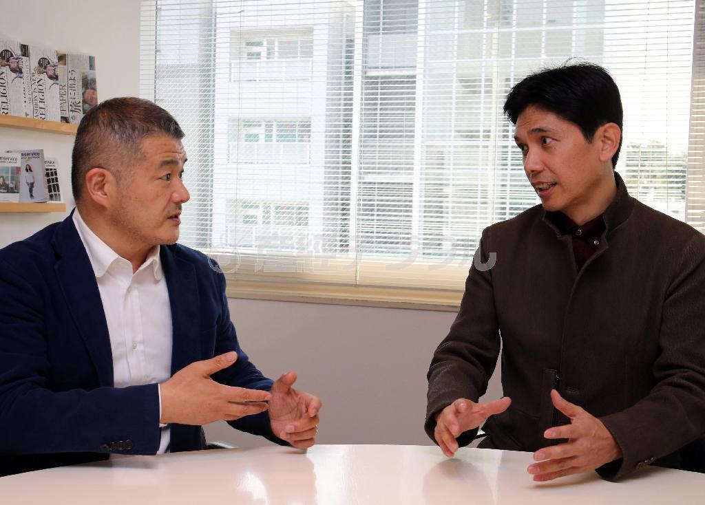 「ファッションのファの字も知らなかった」という「アッシュ・ペー・フランス（ＨＰＦ）」代表の村松孝尚さん（左）と、「ファッション音痴」を自称する作家の天童荒太（てんどう・あらた）さん。意外な視点から「モード」が浮かび上がった＝東京都渋谷区（宮崎裕士撮影）