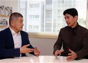 「ファッションのファの字も知らなかった」という「アッシュ・ペー・フランス（ＨＰＦ）」代表の村松孝尚さん（左）と、「ファッション音痴」を自称する作家の天童荒太（てんどう・あらた）さん。意外な視点から「モード」が浮かび上がった＝東京都渋谷区（宮崎裕士撮影）