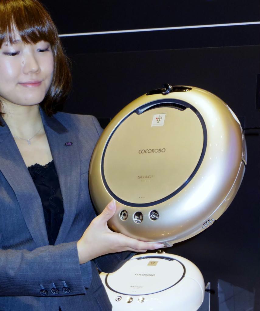 シャープのロボット掃除機「ココロボ」の新製品＝１４日、東京都港区