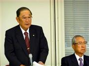 日中経済協会の訪中団結団式であいさつする張富士夫団長（左）＝１４日、東京都内