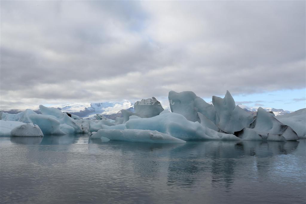 アイスランド最大の氷河湖であるヨークルサルロン。約１０００年以上も前に形成された氷河から崩れ落ちた氷河が氷山となって浮かんでいる様は圧巻＝１０月１３日、アイスランド（堀川亮子撮影）