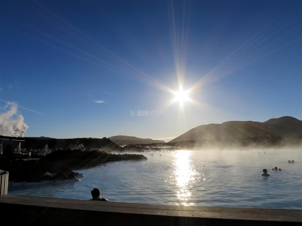 地熱発電所で発電した後に残る温泉水を利用、周辺の溶岩台地の景観を生かした温泉リゾート、ブルーラグーン＝１０月１４日、アイスランド（堀川亮子撮影）