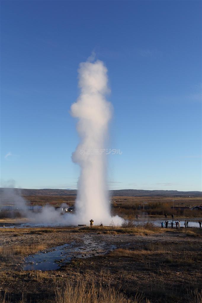 ５～１０分おきに高さ３０メートルほどの水柱を噴き上げる間欠泉。その瞬間をカメラに収めようと、周辺には今か今かと待ちわびる人たちが常に集まる＝１０月１５日、アイスランド・ストロックル間欠泉（堀川亮子撮影）