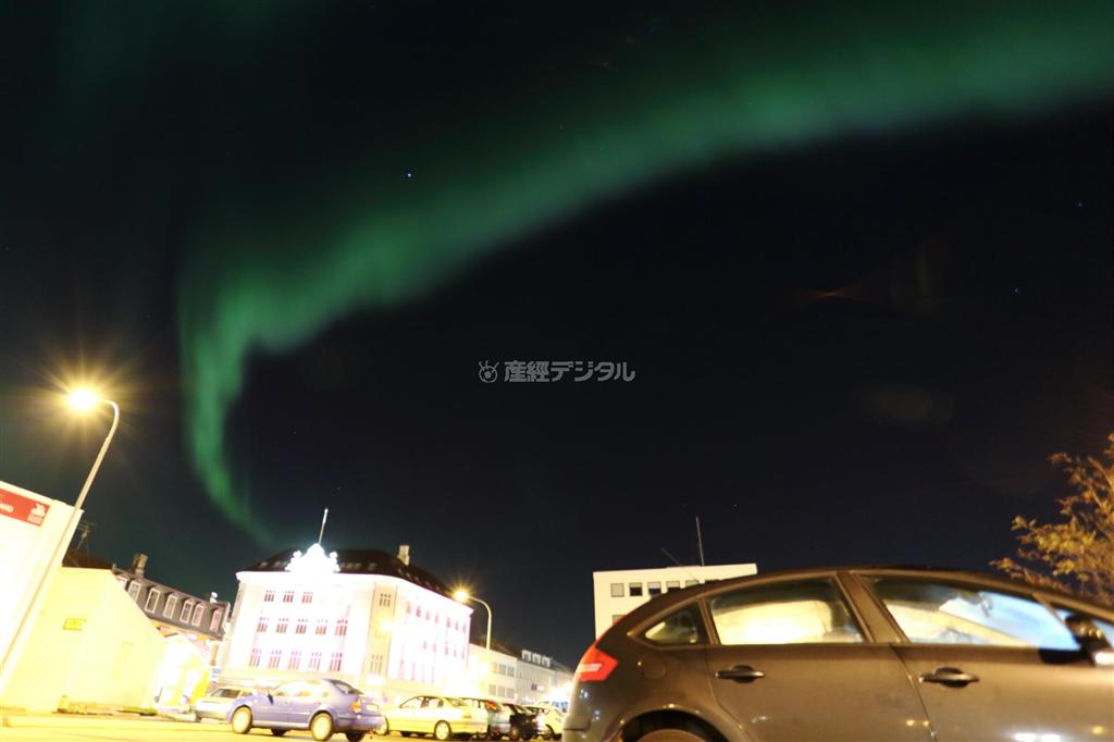 オーロラを見るためのバスツアーもあるが、運がよいと市内でも見ることができる＝１０月１５日、アイスランド（堀川亮子撮影）