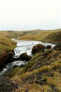 アイスランド語で「森の滝」を意味するスコガフォスの上流にある滝。野の草が枯れはじめ、秋の終わりを告げている＝１０月１１日、アイスランド（堀川亮子撮影）