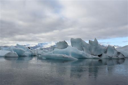 アイスランド最大の氷河湖であるヨークルサルロン。約１０００年以上も前に形成された氷河から崩れ落ちた氷河が氷山となって浮かんでいる様は圧巻＝１０月１３日、アイスランド（堀川亮子撮影）