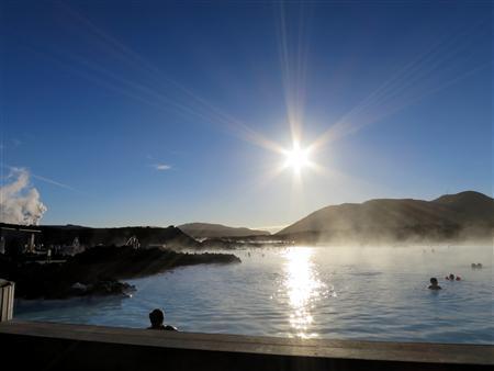 地熱発電所で発電した後に残る温泉水を利用、周辺の溶岩台地の景観を生かした温泉リゾート、ブルーラグーン＝１０月１４日、アイスランド（堀川亮子撮影）