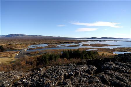 世界文化遺産である「シンクベトリル国立公園」は、地球の割れ目が地上に露出した極めて珍しい大地が一望できる。割れ目を歩くことも可能だ＝１０月１４日、アイスランド（堀川亮子撮影）