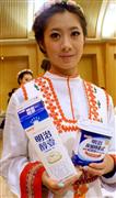 明治が中国で１２月１日に発売するヨーグルトと牛乳＝１５日、中国・上海