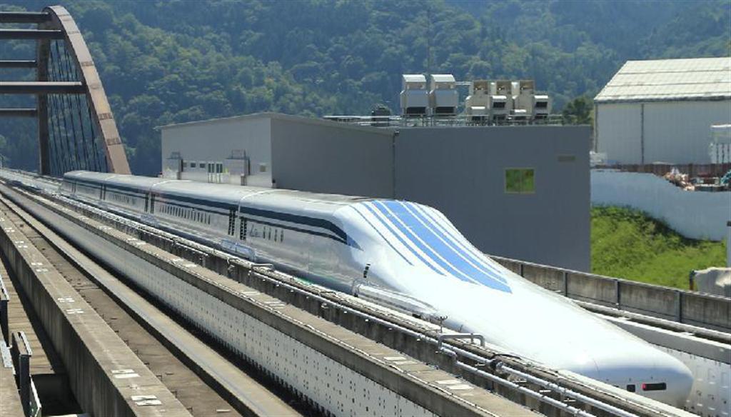 山梨県のリニア実験センターを出発するリニア車両