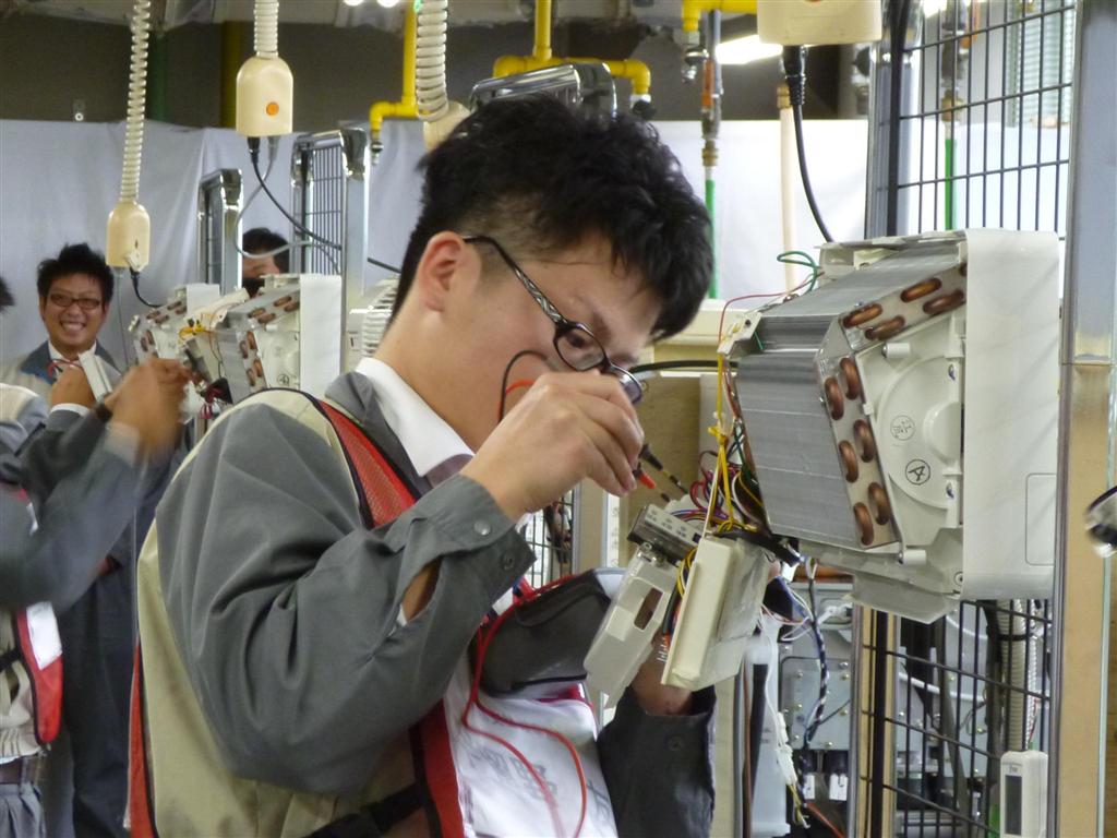 「ガス機器修理」競技に真剣な表情で臨む選手（名古屋市熱田区の東邦ガス本社）