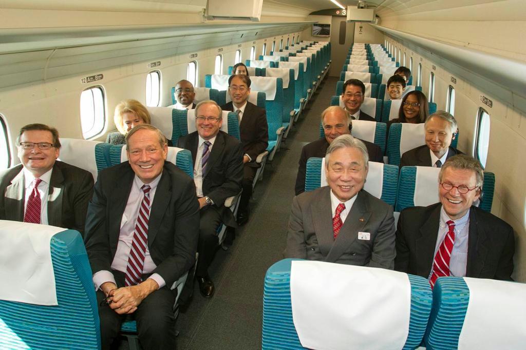 リニア実験線で新型車両に試乗した米政界有力者ら。前列右端がダシュル元民主党上院院内総務、その左隣がＪＲ東海の葛西敬之会長（ＪＲ東海提供）