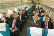 リニア実験線で新型車両に試乗した米政界有力者ら。前列右端がダシュル元民主党上院院内総務、その左隣がＪＲ東海の葛西敬之会長（ＪＲ東海提供）