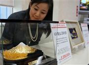 三越日本橋本店が売り出す純金製の富士山