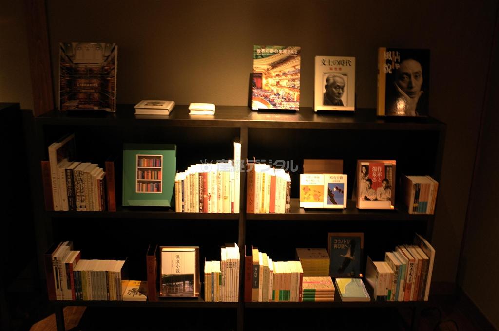 創業３００年を超える老舗旅館、三木屋がこのたびリニューアル。ライブラリーでは約３５０冊の本が来訪者を迎える＝兵庫県豊岡市（提供写真）