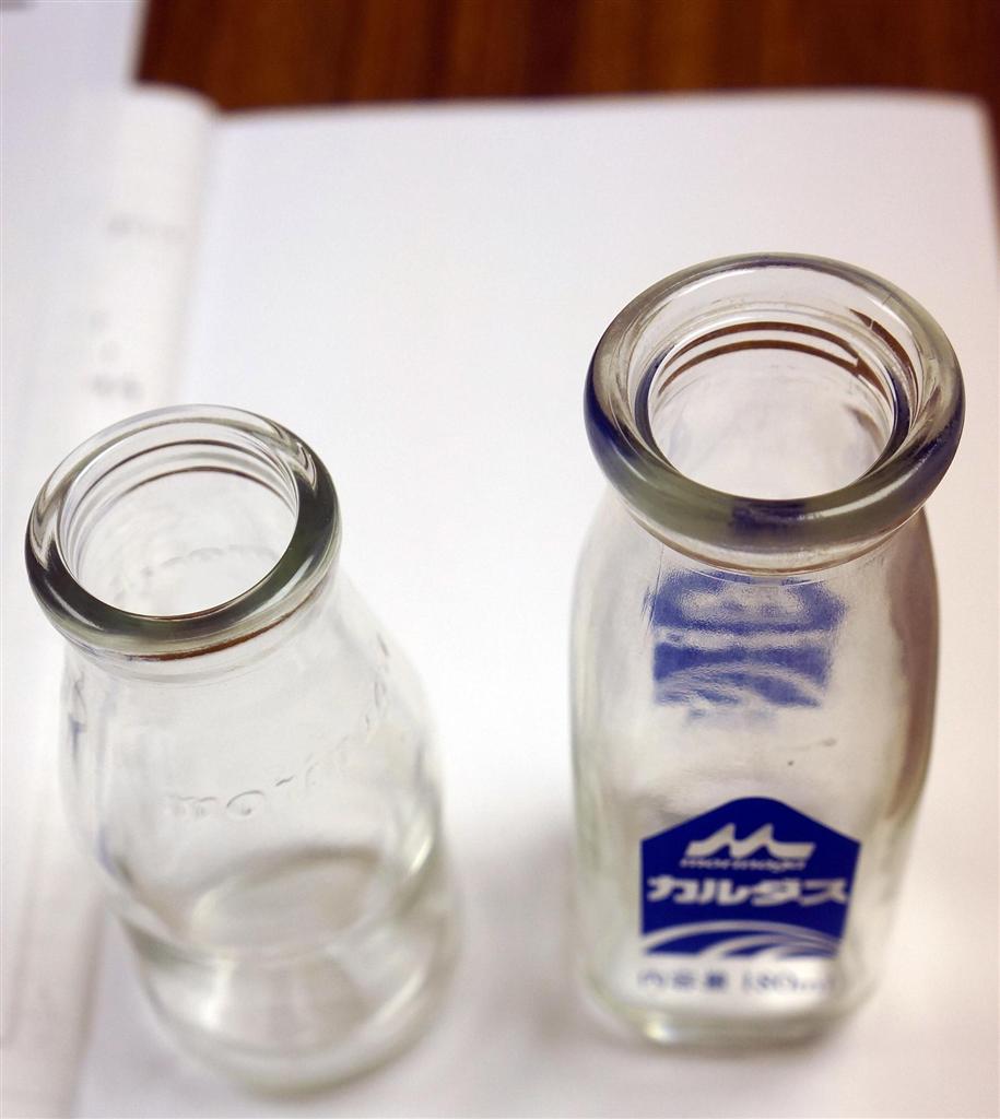 森永乳業が軽量化した牛乳瓶（左）と従来瓶