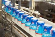軽量化した牛乳瓶が流れる森永乳業の製造ライン（森永乳業提供）