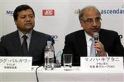 インド・チェンナイの工業団地について会見するアセンダスのマノハ・キアタニＣＥＯ（右）＝東京都千代田区