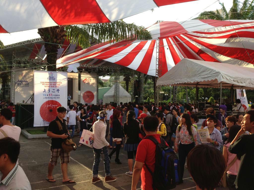 日越外交関係樹立４０周年を記念したイベントには６万５０００人が集まった＝１７日、ベトナム・ホーチミン市