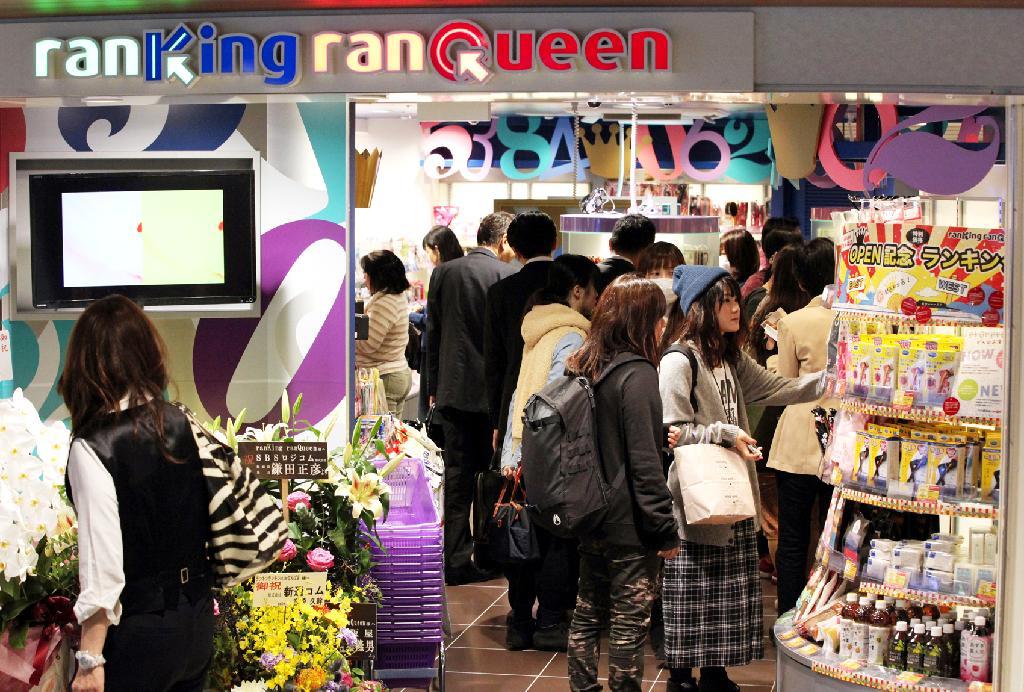 エキモなんばに関西初出店した「ランキンランキン」。流行が分かるランキングと商品で早くも大人気だ＝大阪市中央区（志儀駒貴撮影）