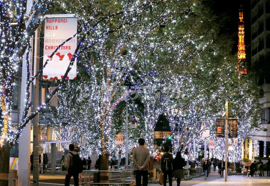 今年１０周年を迎えた六本木ヒルズのクリスマスは、「けやき坂イルミネーション」に、恒例の白と青のＬＥＤに加え、赤を基調とした華やかな暖色系のイルミネーションが加わりより華やかに＝１１月５日、東京都港区（中井誠撮影）